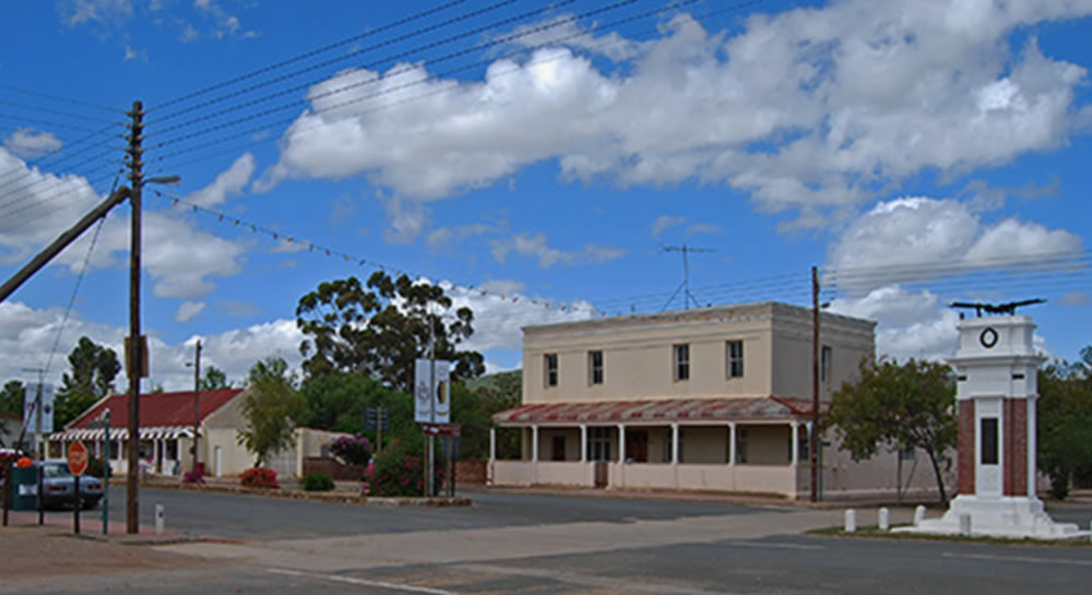 Double main road that used to allow ox-wagons to easily turn around